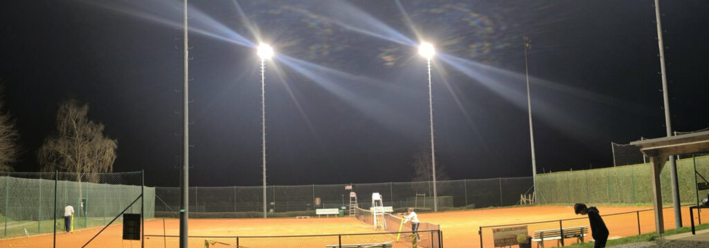 Vue nocturne sur les terrains de tennis, avec les nouveaux spots